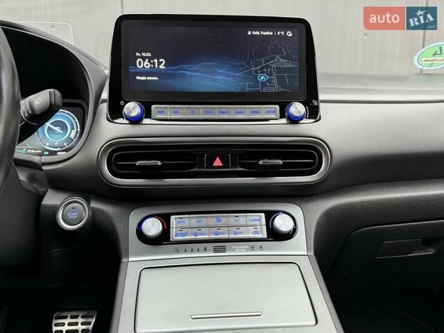 Белый Хендай Kona Electric, объемом двигателя 0 л и пробегом 64 тыс. км за 21499 $, фото 53 на Automoto.ua