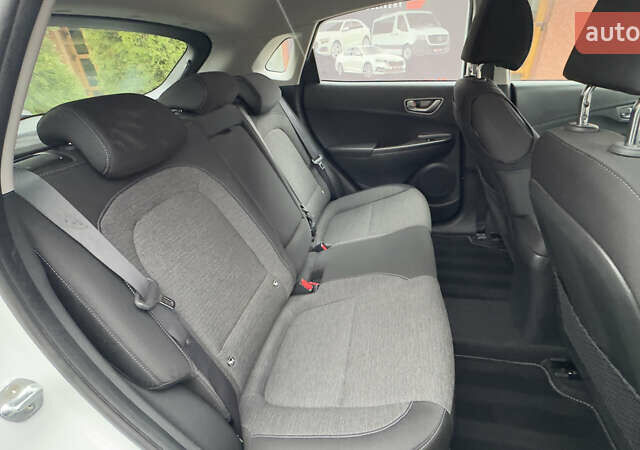 Белый Хендай Kona Electric, объемом двигателя 0 л и пробегом 124 тыс. км за 17494 $, фото 56 на Automoto.ua