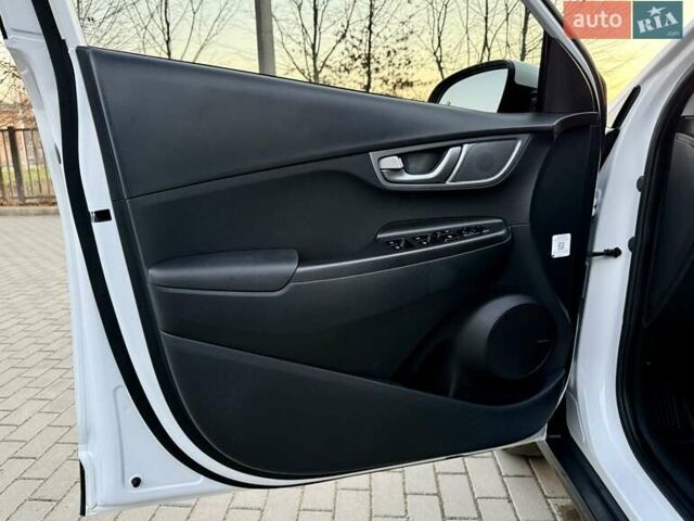Белый Хендай Kona Electric, объемом двигателя 0 л и пробегом 78 тыс. км за 17250 $, фото 38 на Automoto.ua