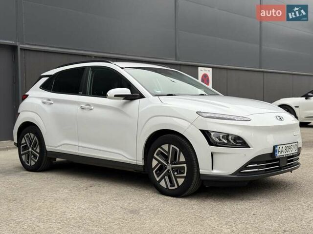 Белый Хендай Kona Electric, объемом двигателя 0 л и пробегом 64 тыс. км за 21499 $, фото 18 на Automoto.ua