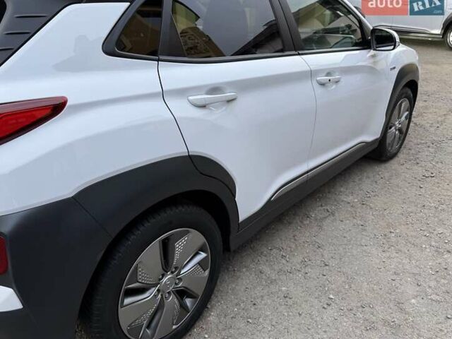 Белый Хендай Kona Electric, объемом двигателя 0 л и пробегом 92 тыс. км за 17950 $, фото 31 на Automoto.ua