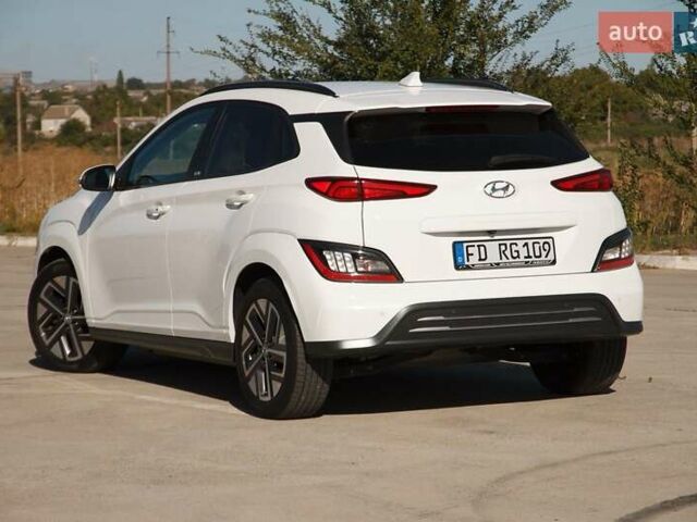 Білий Хендай Kona Electric, об'ємом двигуна 0 л та пробігом 130 тис. км за 22000 $, фото 2 на Automoto.ua