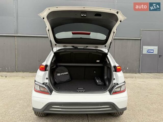 Белый Хендай Kona Electric, объемом двигателя 0 л и пробегом 64 тыс. км за 21499 $, фото 75 на Automoto.ua