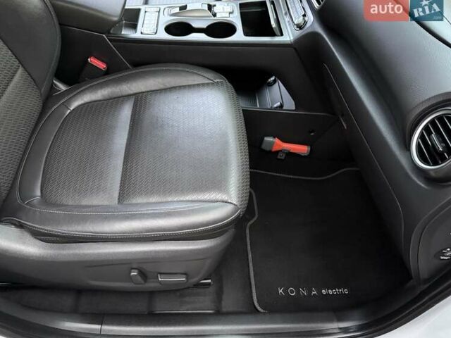 Белый Хендай Kona Electric, объемом двигателя 0 л и пробегом 92 тыс. км за 17950 $, фото 68 на Automoto.ua