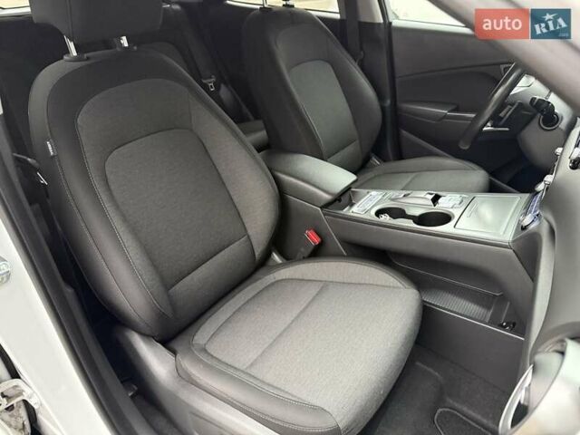 Белый Хендай Kona Electric, объемом двигателя 0 л и пробегом 64 тыс. км за 21499 $, фото 61 на Automoto.ua