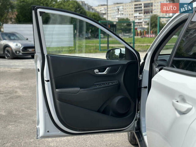 Білий Хендай Kona Electric, об'ємом двигуна 0 л та пробігом 93 тис. км за 18900 $, фото 27 на Automoto.ua