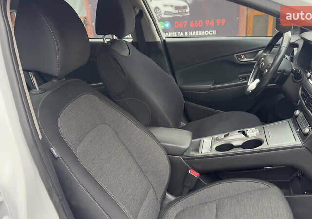 Белый Хендай Kona Electric, объемом двигателя 0 л и пробегом 124 тыс. км за 17494 $, фото 39 на Automoto.ua