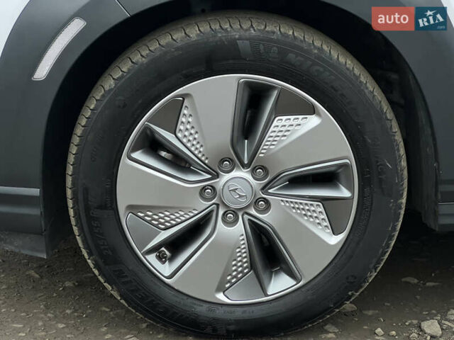 Белый Хендай Kona Electric, объемом двигателя 0 л и пробегом 111 тыс. км за 18570 $, фото 21 на Automoto.ua