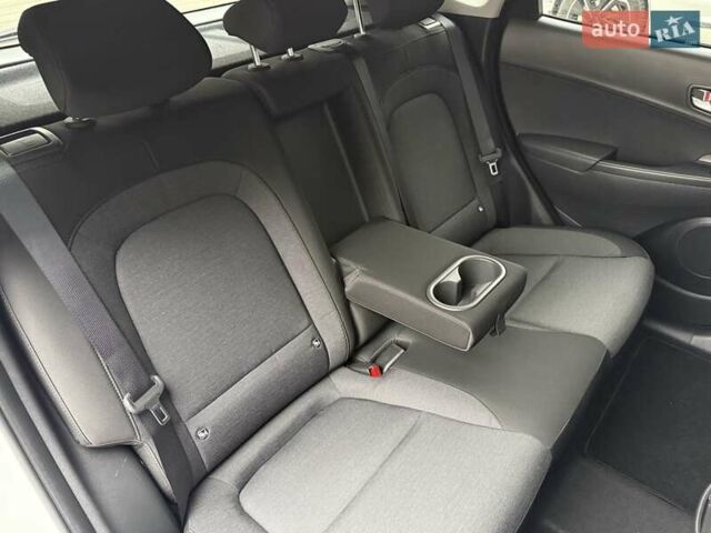 Белый Хендай Kona Electric, объемом двигателя 0 л и пробегом 64 тыс. км за 21499 $, фото 73 на Automoto.ua