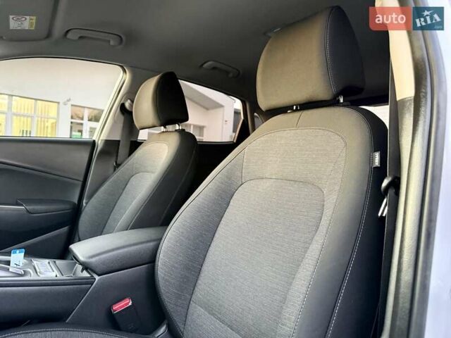 Белый Хендай Kona Electric, объемом двигателя 0 л и пробегом 78 тыс. км за 17250 $, фото 45 на Automoto.ua