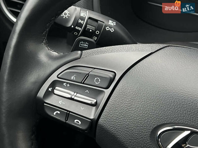 Белый Хендай Kona Electric, объемом двигателя 0 л и пробегом 111 тыс. км за 18570 $, фото 61 на Automoto.ua