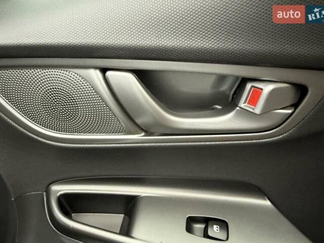 Белый Хендай Kona Electric, объемом двигателя 0 л и пробегом 92 тыс. км за 17950 $, фото 114 на Automoto.ua