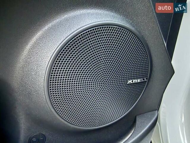 Белый Хендай Kona Electric, объемом двигателя 0 л и пробегом 78 тыс. км за 17250 $, фото 40 на Automoto.ua