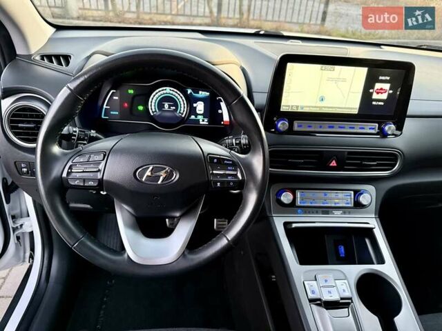 Белый Хендай Kona Electric, объемом двигателя 0 л и пробегом 78 тыс. км за 17250 $, фото 50 на Automoto.ua