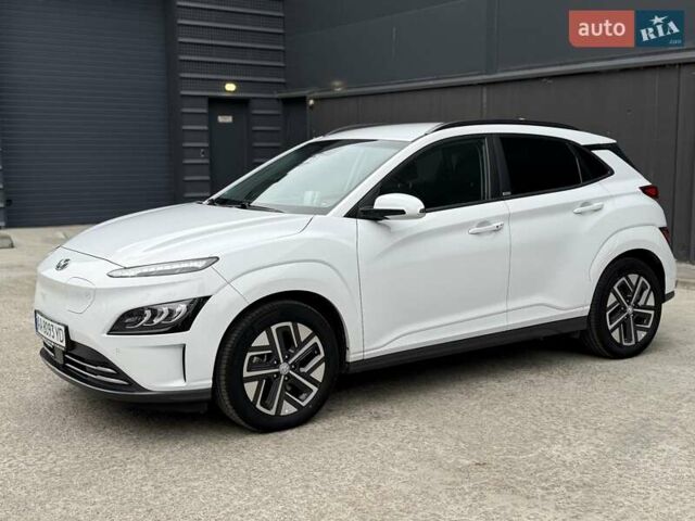 Белый Хендай Kona Electric, объемом двигателя 0 л и пробегом 64 тыс. км за 21499 $, фото 28 на Automoto.ua