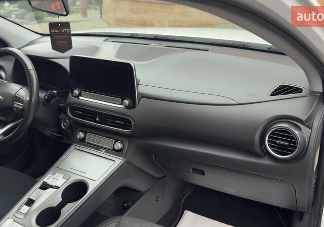 Белый Хендай Kona Electric, объемом двигателя 0 л и пробегом 124 тыс. км за 17494 $, фото 40 на Automoto.ua