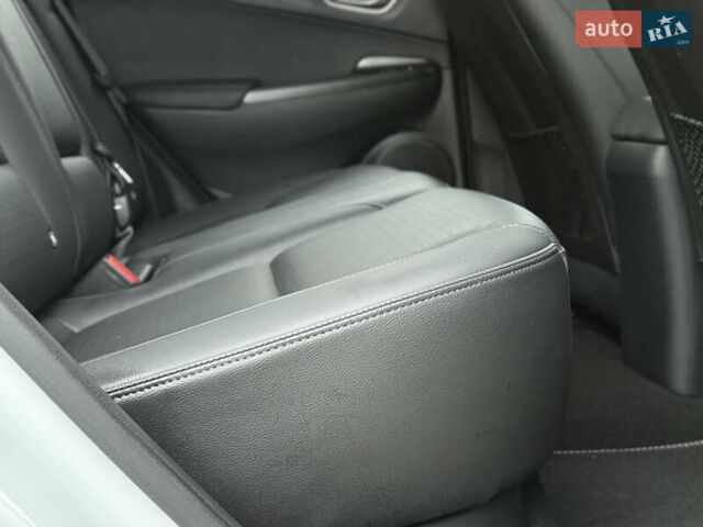 Белый Хендай Kona Electric, объемом двигателя 0 л и пробегом 98 тыс. км за 18999 $, фото 35 на Automoto.ua