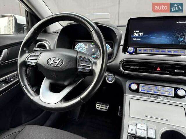Белый Хендай Kona Electric, объемом двигателя 0 л и пробегом 64 тыс. км за 21499 $, фото 47 на Automoto.ua