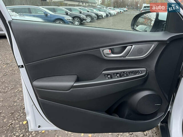 Білий Хендай Kona Electric, об'ємом двигуна 0 л та пробігом 70 тис. км за 19828 $, фото 33 на Automoto.ua
