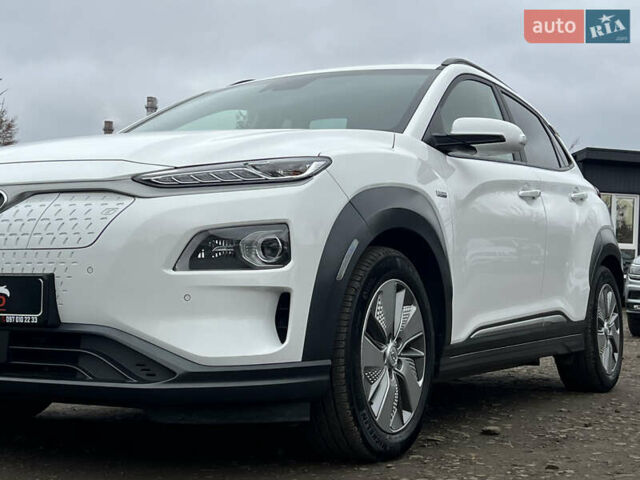 Белый Хендай Kona Electric, объемом двигателя 0 л и пробегом 111 тыс. км за 18570 $, фото 10 на Automoto.ua