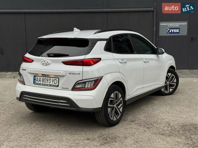 Белый Хендай Kona Electric, объемом двигателя 0 л и пробегом 64 тыс. км за 21499 $, фото 6 на Automoto.ua