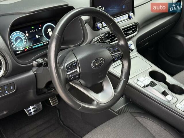 Белый Хендай Kona Electric, объемом двигателя 0 л и пробегом 64 тыс. км за 21499 $, фото 44 на Automoto.ua
