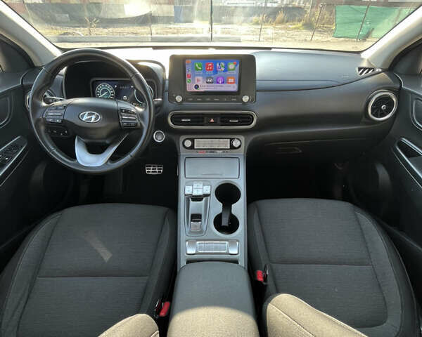 Белый Хендай Kona Electric, объемом двигателя 0 л и пробегом 51 тыс. км за 16999 $, фото 8 на Automoto.ua