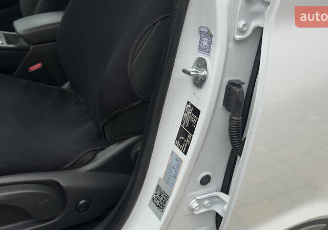 Белый Хендай Kona Electric, объемом двигателя 0 л и пробегом 124 тыс. км за 17494 $, фото 25 на Automoto.ua