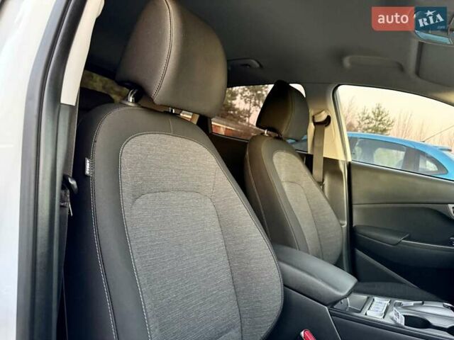 Белый Хендай Kona Electric, объемом двигателя 0 л и пробегом 78 тыс. км за 17250 $, фото 72 на Automoto.ua