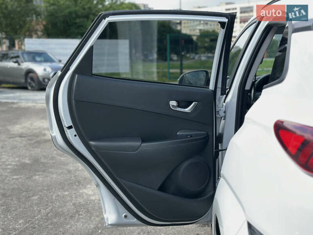Білий Хендай Kona Electric, об'ємом двигуна 0 л та пробігом 93 тис. км за 18900 $, фото 52 на Automoto.ua