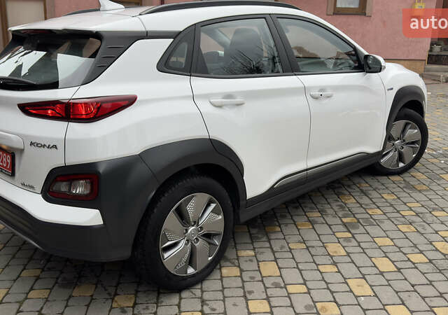 Белый Хендай Kona Electric, объемом двигателя 0 л и пробегом 124 тыс. км за 17494 $, фото 74 на Automoto.ua