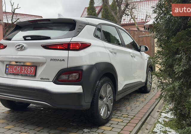 Белый Хендай Kona Electric, объемом двигателя 0 л и пробегом 124 тыс. км за 17494 $, фото 4 на Automoto.ua