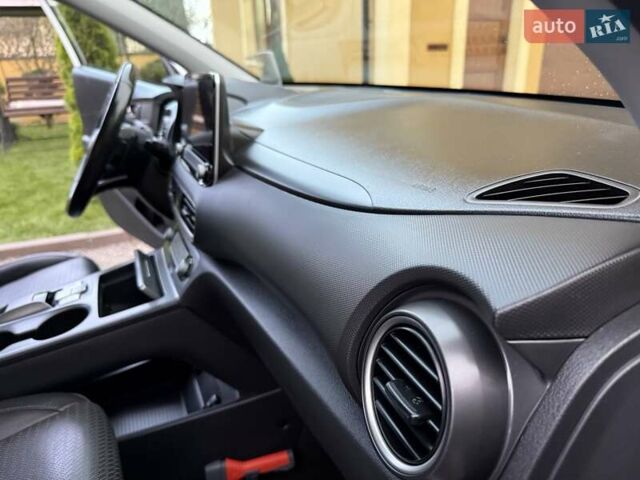 Белый Хендай Kona Electric, объемом двигателя 0 л и пробегом 92 тыс. км за 17950 $, фото 69 на Automoto.ua