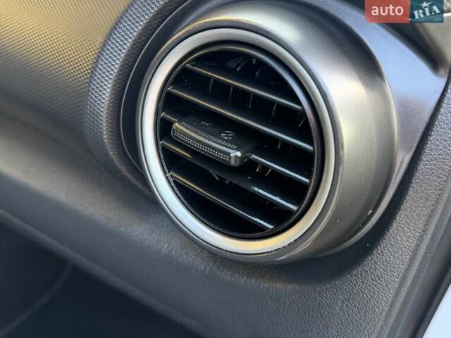 Білий Хендай Kona Electric, об'ємом двигуна 0 л та пробігом 64 тис. км за 16950 $, фото 116 на Automoto.ua