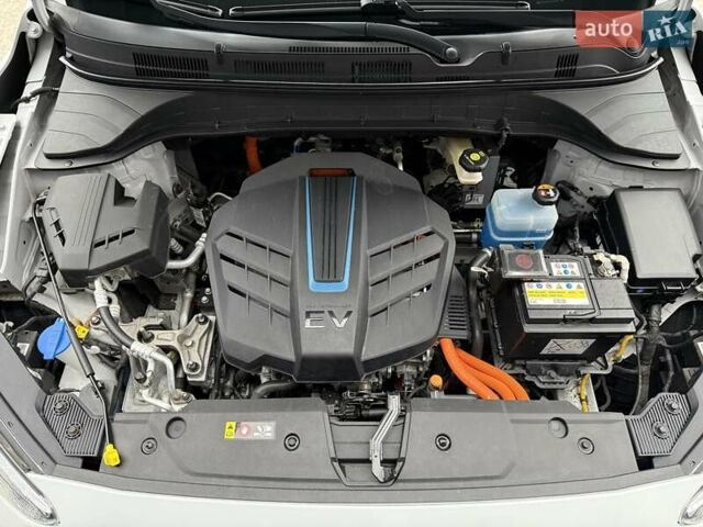 Белый Хендай Kona Electric, объемом двигателя 0 л и пробегом 64 тыс. км за 21499 $, фото 37 на Automoto.ua
