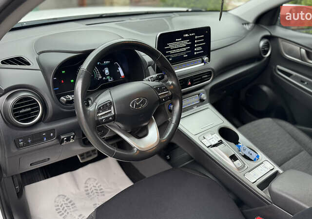 Белый Хендай Kona Electric, объемом двигателя 0 л и пробегом 124 тыс. км за 17494 $, фото 82 на Automoto.ua