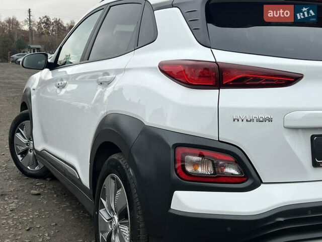 Белый Хендай Kona Electric, объемом двигателя 0 л и пробегом 111 тыс. км за 18570 $, фото 11 на Automoto.ua