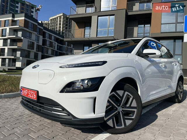 Белый Хендай Kona Electric, объемом двигателя 0 л и пробегом 51 тыс. км за 16999 $, фото 2 на Automoto.ua