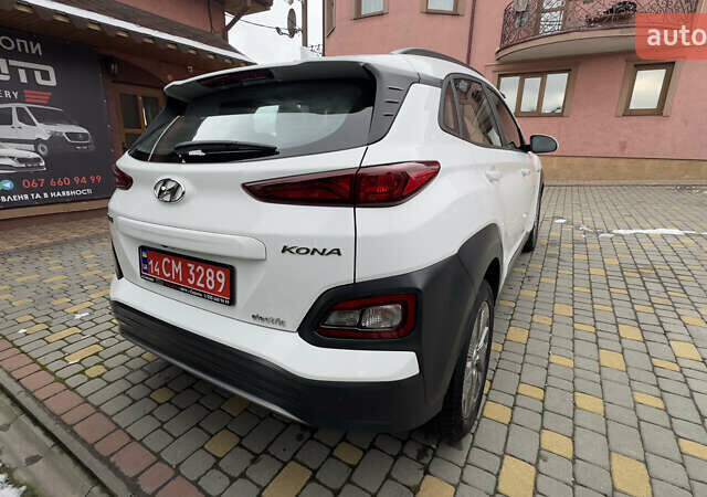 Белый Хендай Kona Electric, объемом двигателя 0 л и пробегом 124 тыс. км за 17494 $, фото 58 на Automoto.ua