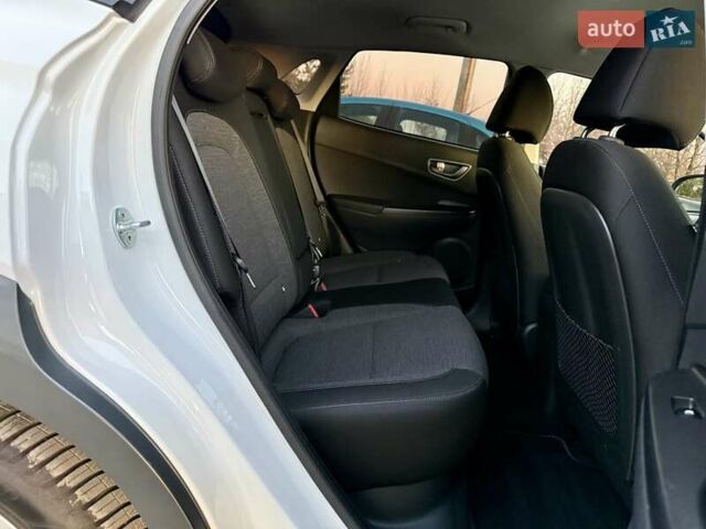 Белый Хендай Kona Electric, объемом двигателя 0 л и пробегом 78 тыс. км за 17250 $, фото 81 на Automoto.ua