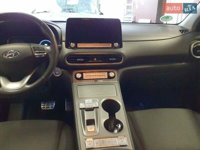 Белый Хендай Kona Electric, объемом двигателя 0 л и пробегом 64 тыс. км за 21499 $, фото 105 на Automoto.ua