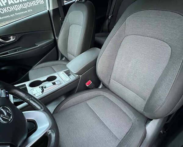 Белый Хендай Kona Electric, объемом двигателя 0 л и пробегом 120 тыс. км за 19850 $, фото 21 на Automoto.ua