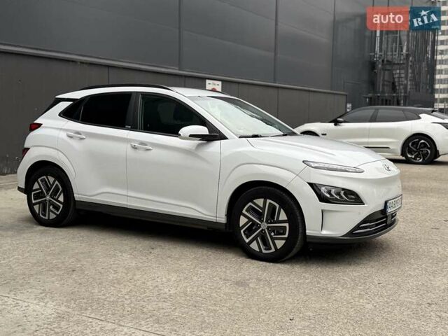 Белый Хендай Kona Electric, объемом двигателя 0 л и пробегом 64 тыс. км за 21499 $, фото 26 на Automoto.ua