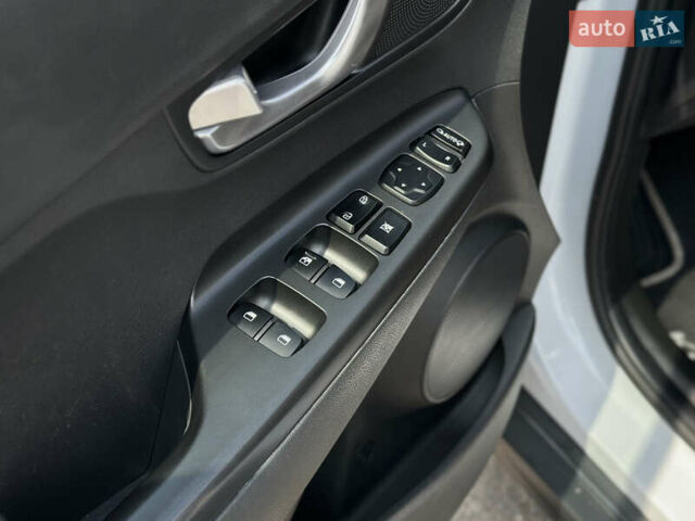 Білий Хендай Kona Electric, об'ємом двигуна 0 л та пробігом 93 тис. км за 18900 $, фото 28 на Automoto.ua