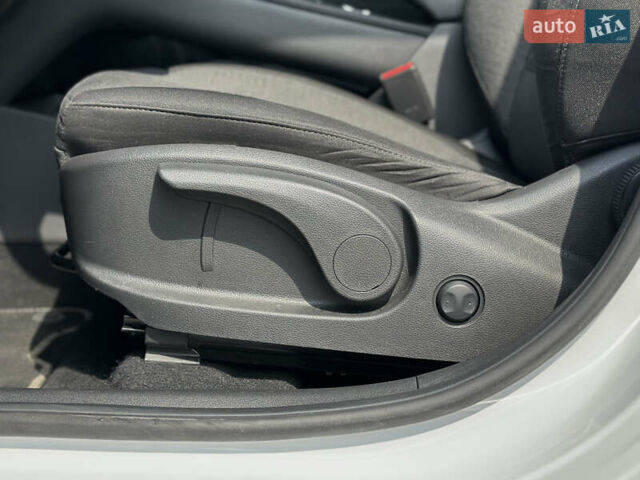 Білий Хендай Kona Electric, об'ємом двигуна 0 л та пробігом 93 тис. км за 18900 $, фото 29 на Automoto.ua