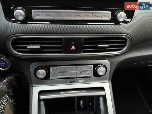 Белый Хендай Kona Electric, объемом двигателя 0 л и пробегом 92 тыс. км за 17950 $, фото 80 на Automoto.ua