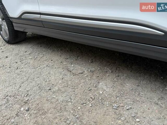 Белый Хендай Kona Electric, объемом двигателя 0 л и пробегом 92 тыс. км за 17950 $, фото 22 на Automoto.ua