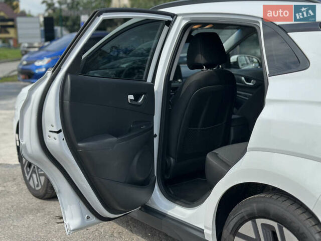 Білий Хендай Kona Electric, об'ємом двигуна 0 л та пробігом 93 тис. км за 18900 $, фото 51 на Automoto.ua