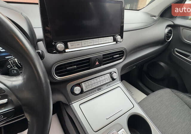 Белый Хендай Kona Electric, объемом двигателя 0 л и пробегом 124 тыс. км за 17494 $, фото 35 на Automoto.ua