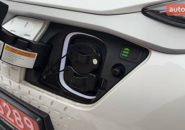 Белый Хендай Kona Electric, объемом двигателя 0 л и пробегом 124 тыс. км за 17494 $, фото 17 на Automoto.ua